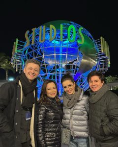 Sandy Instagram - Passando pra deixar um registro de um dia delicioso no parque da Universal de Hollywood. Foi lindoooo!! Obrigada, @unistudios!! 💜🎈 Se quiser ficar por dentro de TUDO que rola na Universal em Orlando e em Hollywood, siga o perfil que eles fizeram pro público brasileiro. > @universaldestinationsbrasil 😊