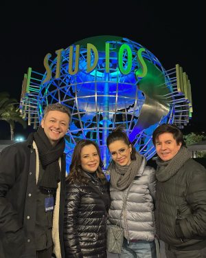Sandy Instagram - Passando pra deixar um registro de um dia delicioso no parque da Universal de Hollywood. Foi lindoooo!! Obrigada, @unistudios!! 💜🎈

Se quiser ficar por dentro de
TUDO que rola na Universal em Orlando e em Hollywood, siga o perfil que eles fizeram pro público brasileiro. > @universaldestinationsbrasil
😊