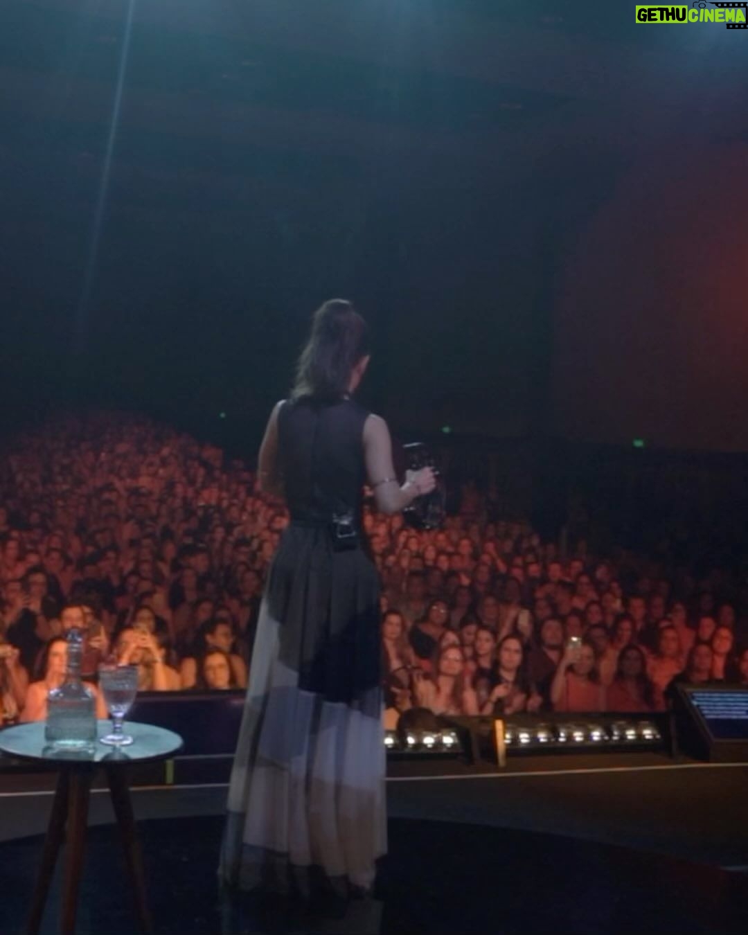 Sandy Instagram - Ribeirão, matar a saudade de vocês foi especial. Obrigada pela noite incrível! Fica aqui um dumpzinho pra deixar registrado todo esse amor! 💜 Estão chegando os últimos 3 shows do ano… Eba!! Quem vem? 02/dez: São Paulo (Vibra) 08/dez: Belo Horizonte (Arena Hall) 16/dez: Campinas (Royal Palm) 🎥@sisdiz