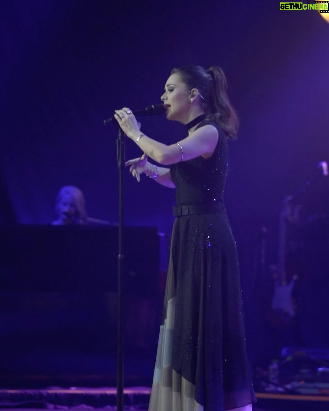 Sandy Instagram - Ribeirão, matar a saudade de vocês foi especial. Obrigada pela noite incrível! Fica aqui um dumpzinho pra deixar registrado todo esse amor! 💜 Estão chegando os últimos 3 shows do ano… Eba!! Quem vem? 02/dez: São Paulo (Vibra) 08/dez: Belo Horizonte (Arena Hall) 16/dez: Campinas (Royal Palm) 🎥@sisdiz