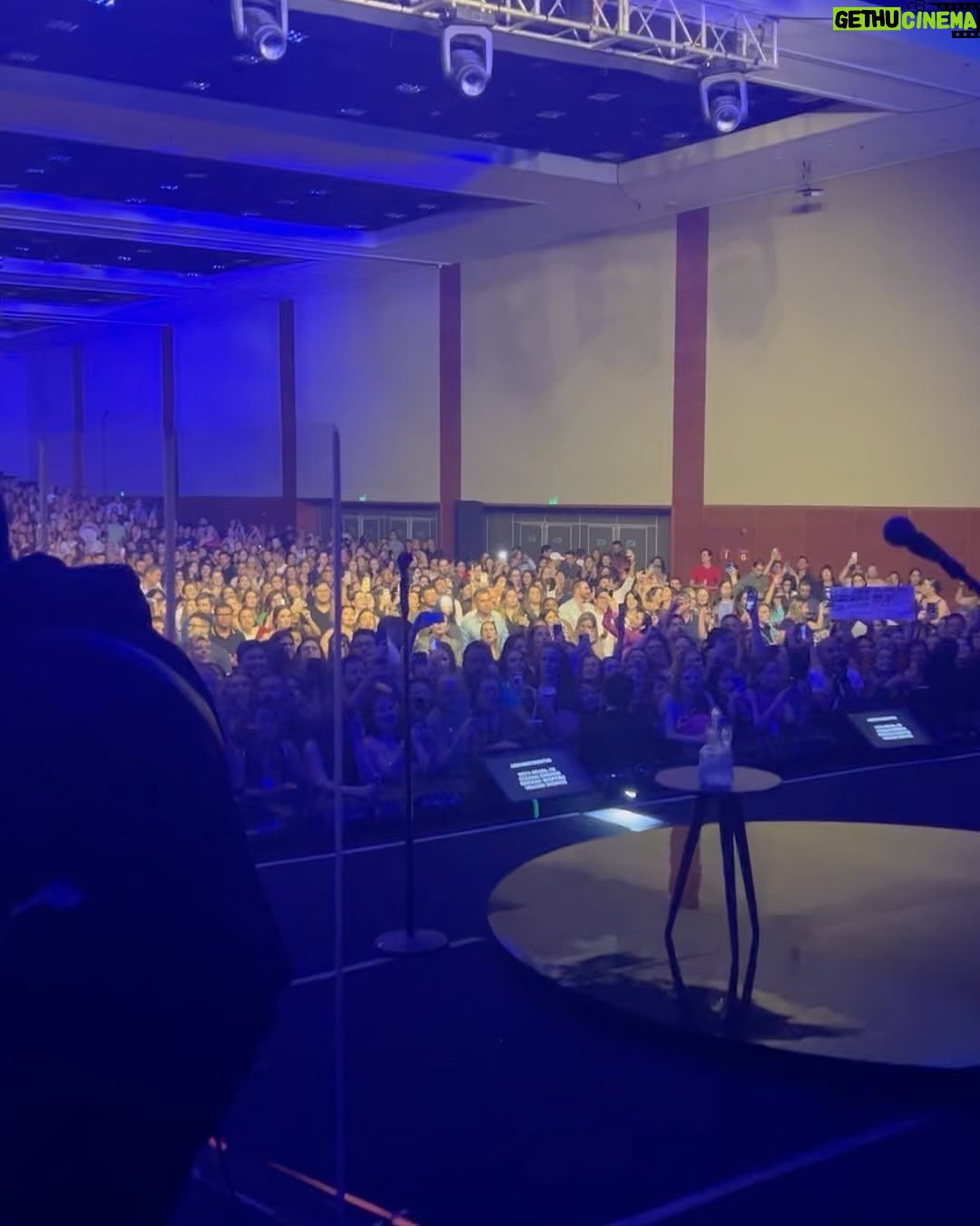 Sandy Instagram - Ribeirão, matar a saudade de vocês foi especial. Obrigada pela noite incrível! Fica aqui um dumpzinho pra deixar registrado todo esse amor! 💜 Estão chegando os últimos 3 shows do ano… Eba!! Quem vem? 02/dez: São Paulo (Vibra) 08/dez: Belo Horizonte (Arena Hall) 16/dez: Campinas (Royal Palm) 🎥@sisdiz