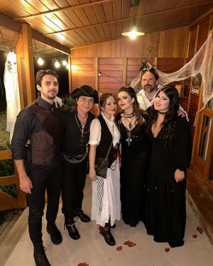 Sandy Instagram - Bú!!! De ontem… 🎃🧟‍♀️👻
(A galera leva a sério! Hahahaha… amei!)