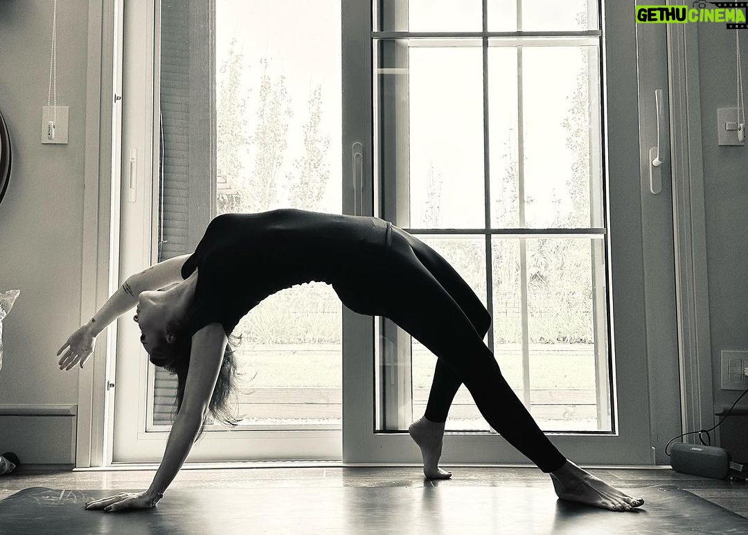 Sandy Instagram - Equilíbrio, força, flexibilidade… Princípios básicos. 🍃🧘🏻♀️🙏🏻 #namaste #namastego 😜 #namastemostodos