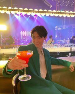 Sang Heon Lee Instagram - Cheers to all my fans and have a lovely weekend xo 🥰😏 @xokittynetflix @netflix @netflixgolden Seoul, Korea
