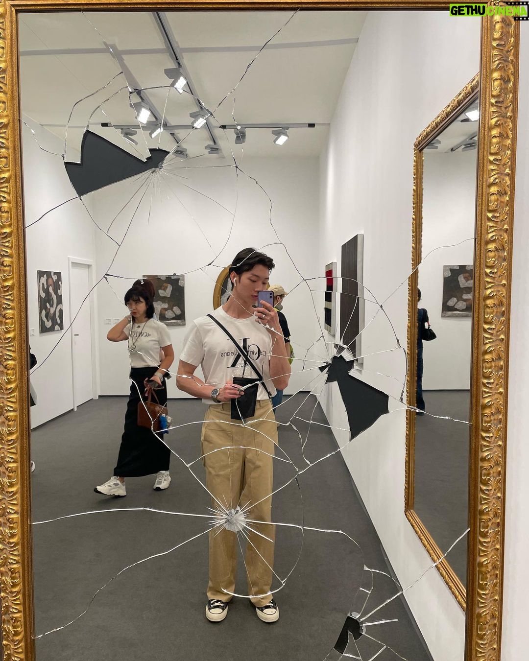 Sang Heon Lee Instagram - was busy last week with inspiring art 🎨🖼️ @friezeofficial @kiaf_official Special thanks to the people who made this happen: @kimsoohyo @kimyeonzin @sunny.oh COEX Convention & Exhibition Center