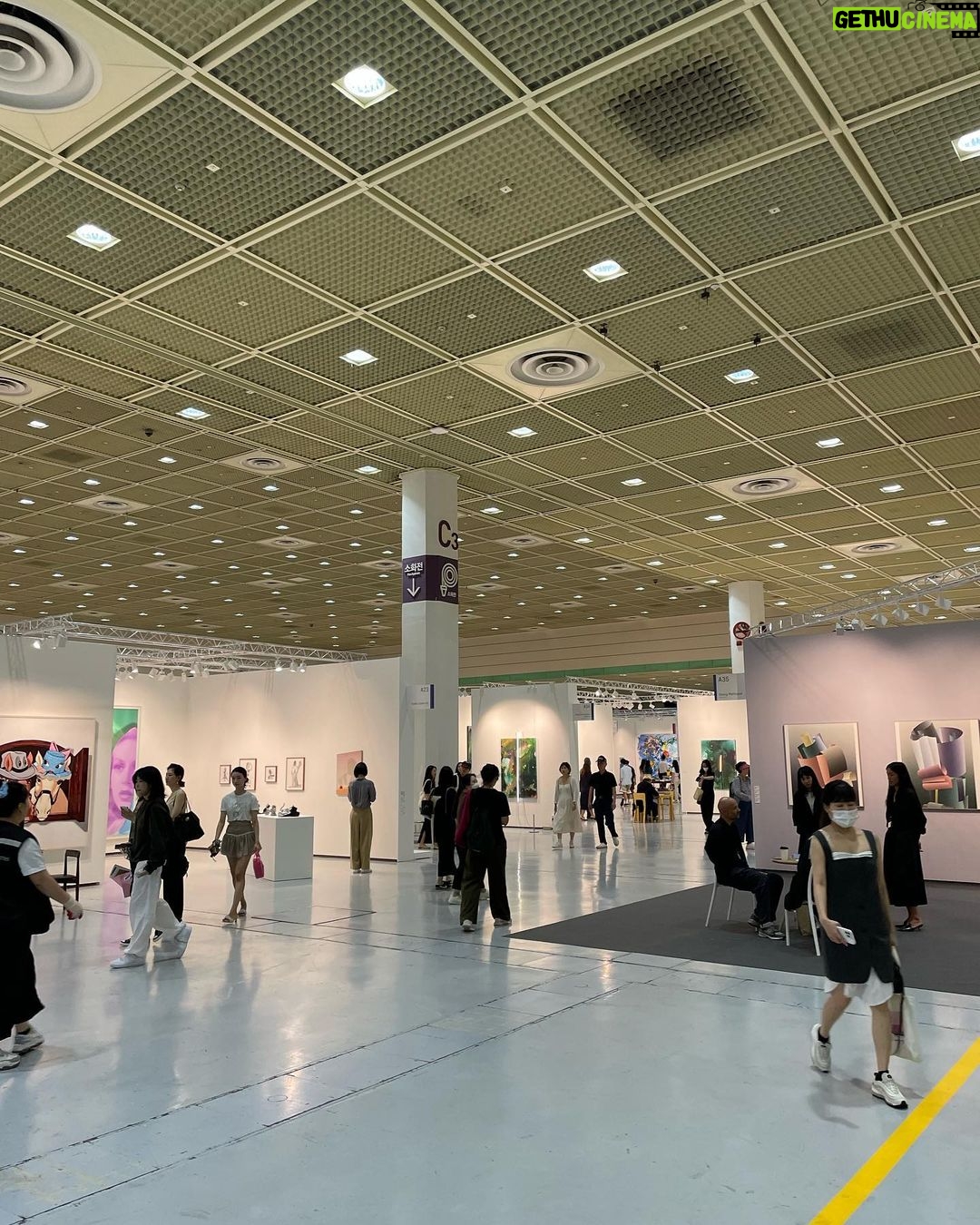 Sang Heon Lee Instagram - was busy last week with inspiring art 🎨🖼️ @friezeofficial @kiaf_official Special thanks to the people who made this happen: @kimsoohyo @kimyeonzin @sunny.oh COEX Convention & Exhibition Center