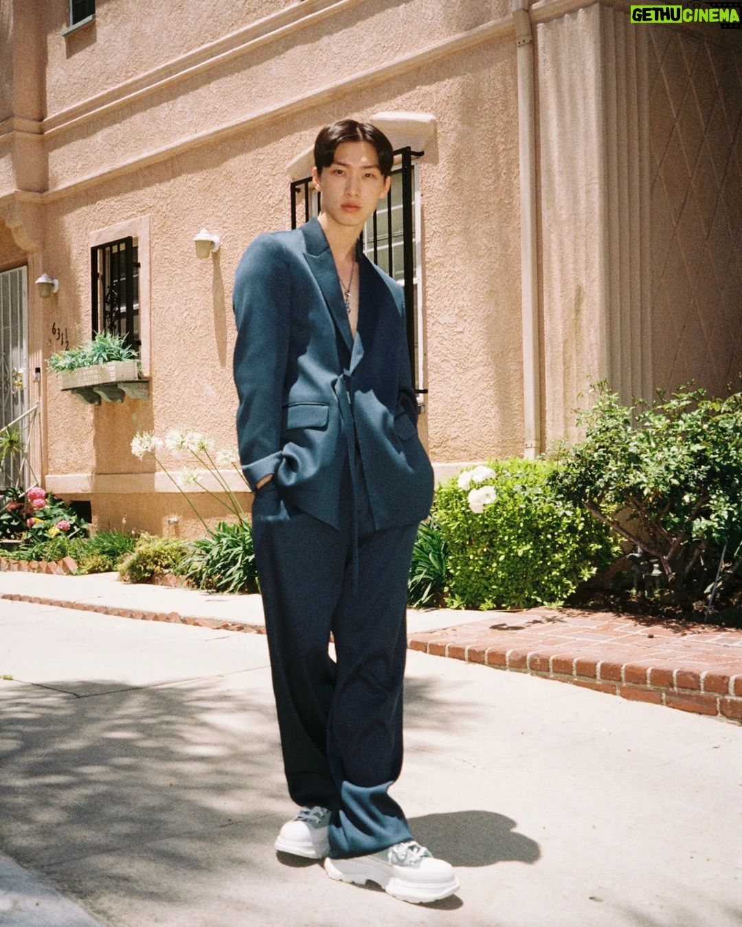 Sang Heon Lee Instagram - Sang Heon Lee (21 de mayo de 1996, Seoul, Corea del Sur) fue portada del mes de agosto que acaba de terminar y fuimos muy felices al tenerle como nuestra cover story. . . “Mi objetivo era convertirme en actor antes de cumplir 30 años. Estoy tres años por delante de mi meta” . LINK IN BIO . TEAM Talent: Sang Heon Lee @sangheonleesh Photographer: Corey Myers @cmyers1105 Stylist: Chance Davis @godschance Makeup and hair: Rachael Angell @angellhair Photo assistant: Scot Cain @scotwadecain Stylist assistant: Renee Old @renee.old Lettering: Andrea Bonmati @abon_martinez Editor in Chief: Pablo Aragón @pabloaragon . . #coverstory #cover #folie #art #arte #heart #sangheonlee #granturismo #xokitty #graphicdesign #illustration #illustrator #love #maleempowerment #shooting #activist #activism #photoshoot #editorial #fashion #photography #pic #photo #pics Los Angeles, California.