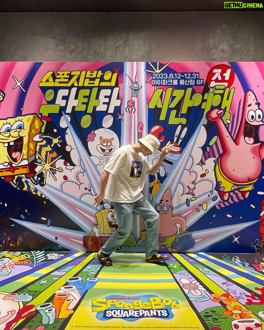 Sang Heon Lee Instagram - Who lives in a pineapple under the sea? 네모 네모 스폰지밥🧽👀👔🐠🐙 용산 아이파크몰