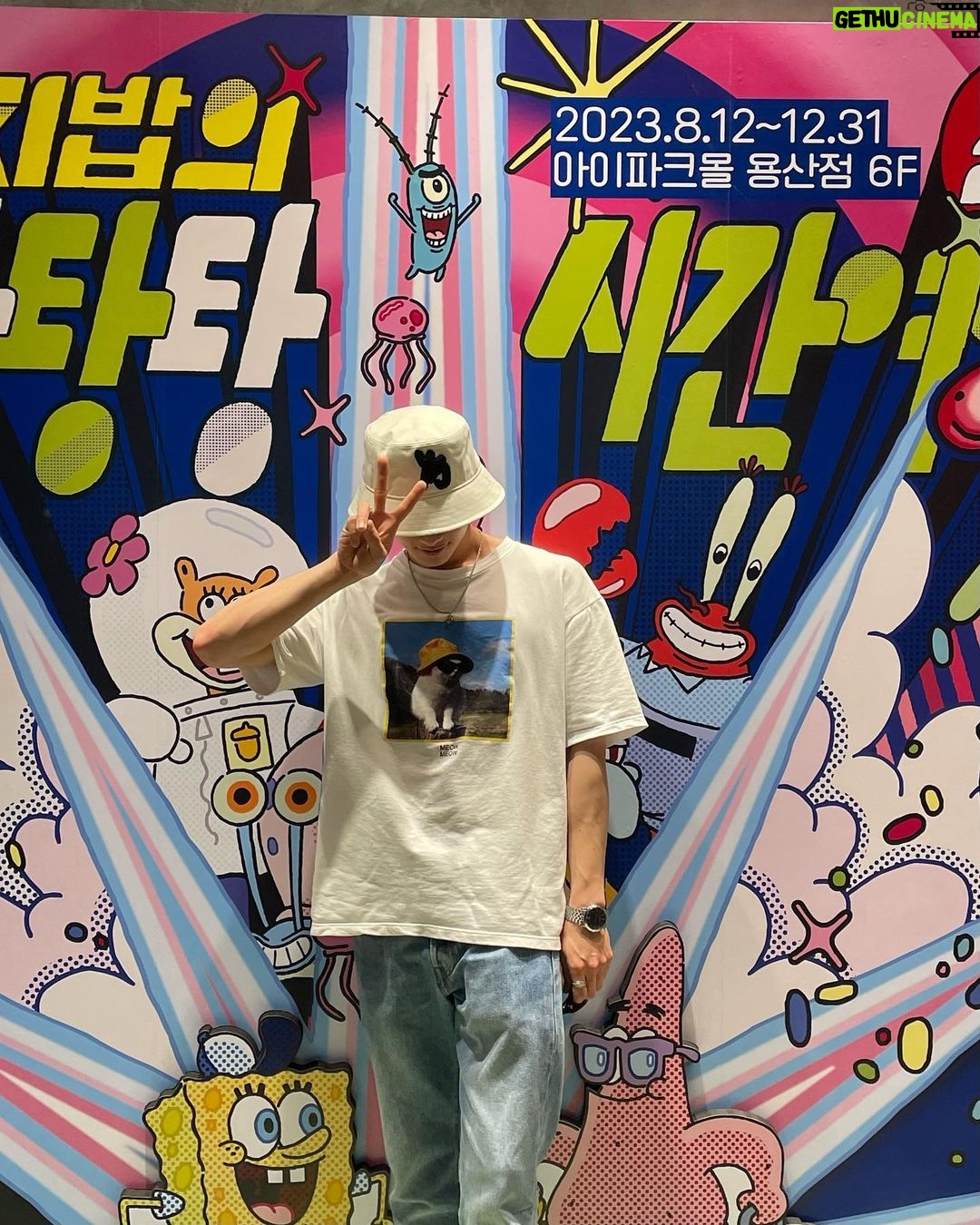 Sang Heon Lee Instagram - Who lives in a pineapple under the sea? 네모 네모 스폰지밥🧽👀👔🐠🐙 용산 아이파크몰