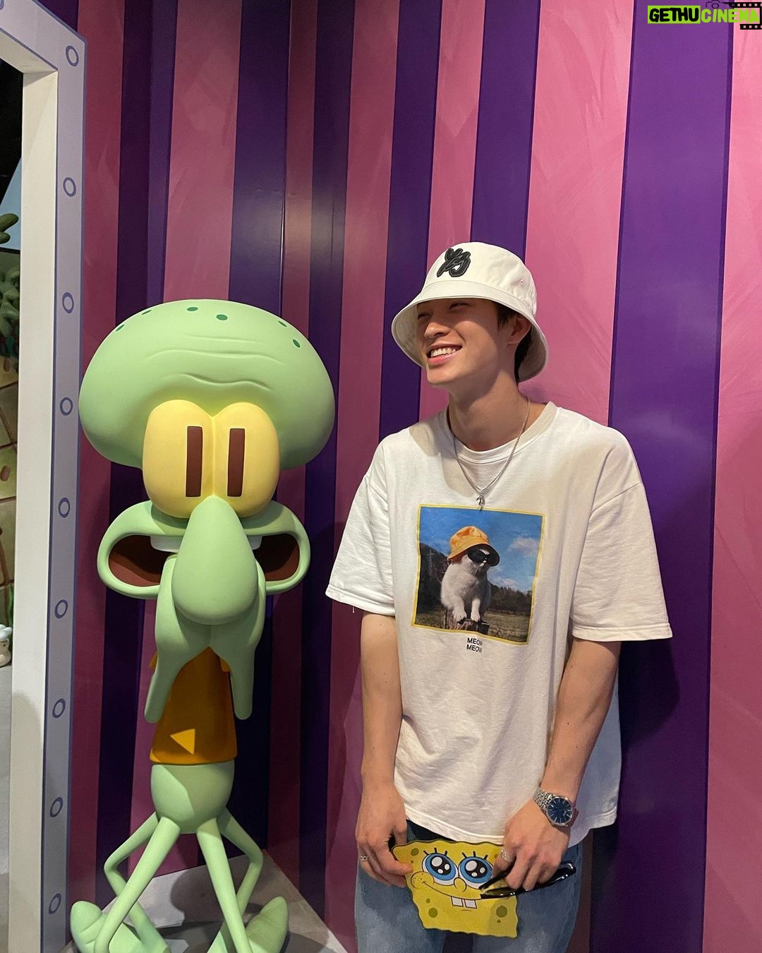 Sang Heon Lee Instagram - Who lives in a pineapple under the sea? 네모 네모 스폰지밥🧽👀👔🐠🐙 용산 아이파크몰