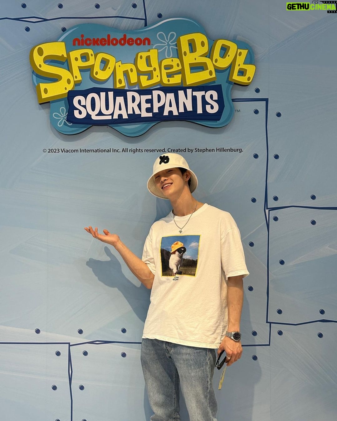 Sang Heon Lee Instagram - Who lives in a pineapple under the sea? 네모 네모 스폰지밥🧽👀👔🐠🐙 용산 아이파크몰