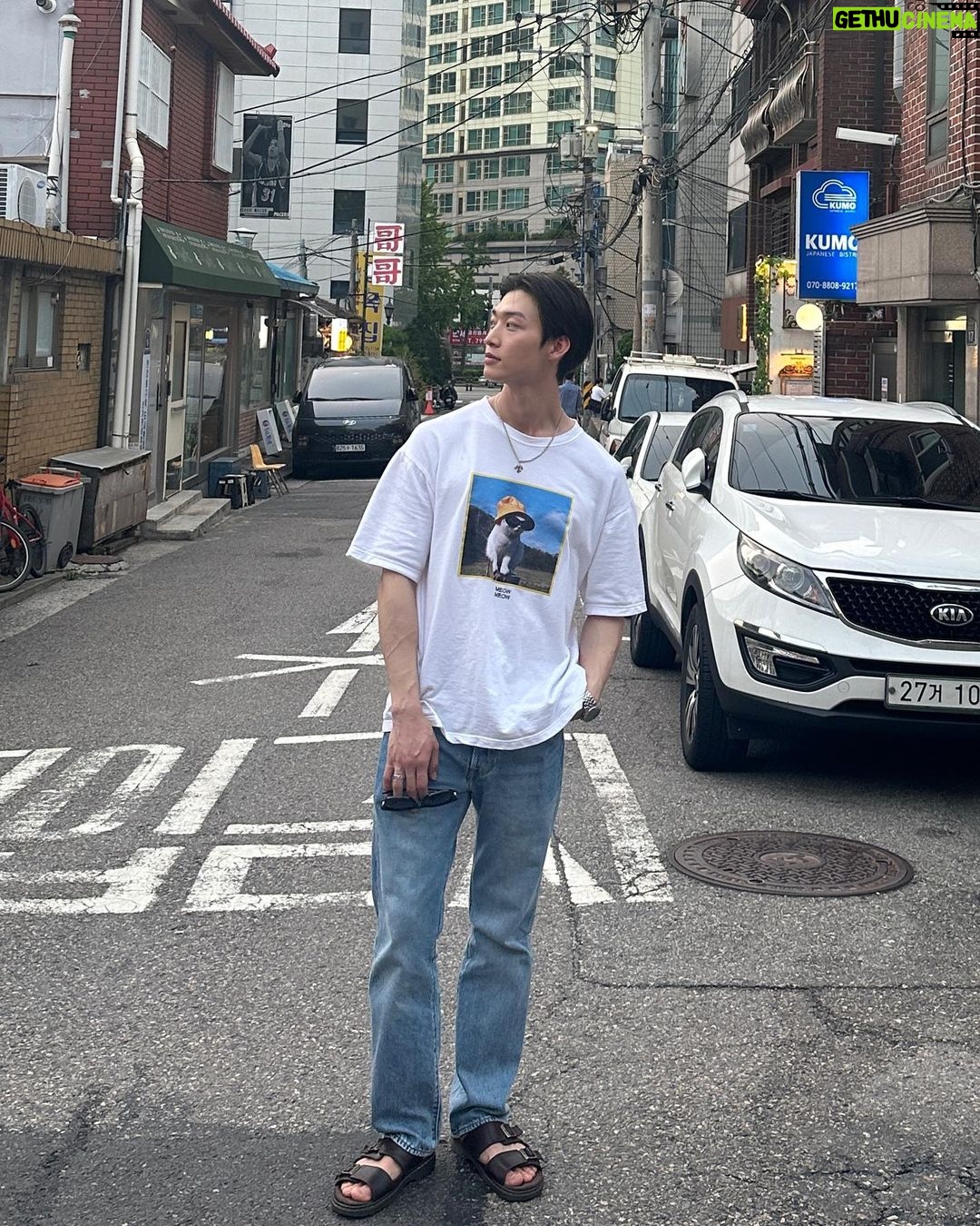 Sang Heon Lee Instagram - Who lives in a pineapple under the sea? 네모 네모 스폰지밥🧽👀👔🐠🐙 용산 아이파크몰