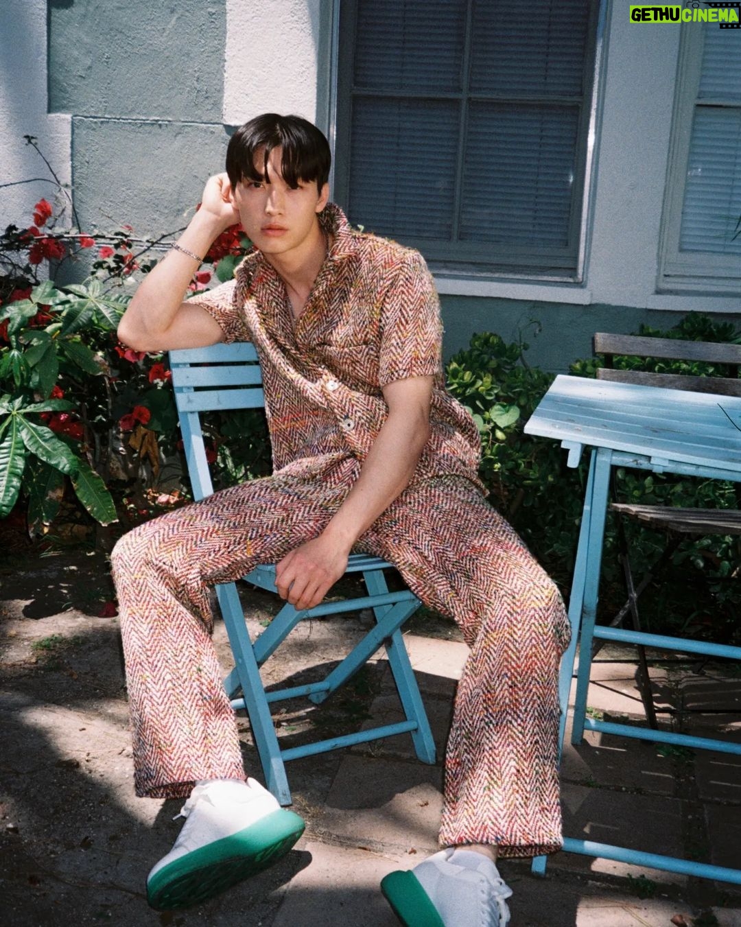 Sang Heon Lee Instagram - COVER STORY w/ SANG HEON LEE: “La adrenalina me hace sentir vivo” “Mi objetivo era convertirme en actor antes de cumplir 30 años. Estoy tres años por delante de mi meta” Sang Heon Lee (21 de mayo de 1996, Seoul, Corea del Sur) nos ha robado el corazón. Así sin paliativos y sin avisar. El actor coreano ha conseguido en muy poco tiempo que el mundo se vuelva loco con Min-Ho, el papel que interpreta en “XO Kitty”, uno de los últimos hitazos de Netflix. Pero su estela dorada quiere ir más allá con su nuevo papel en “Gran Turismo” junto a Orlando Bloom, Darren Barnett o una de nuestras cover story más recientes, Pepe Barroso. Con un futuro más que prometedor hemos querido hablar con la nueva estrella incipiente de Hollywood que nos ha hablado de sus metas y aspiraciones, de sus grandes miedos entre los que se encuentran la altura y la velocidad y sobre su visión perfecta del amor. Conversar con Sang Heon Lee es un aprendizaje asegurado. . LINK IN BIO . TEAM Talent: Sang Heon Lee @sangheonleesh Photographer: Corey Myers @cmyers1105 Stylist: Chance Davis @godschance Makeup and hair: Rachael Angell @angellhair Photo assistant: Scot Cain @scotwadecain Stylist assistant: Renee Old @renee.old Lettering: Andrea Bonmati @abon_martinez Editor in Chief: Pablo Aragón @pabloaragon . . #coverstory #cover #folie #art #arte #heart #sangheonlee #granturismo #xokitty #graphicdesign #illustration #illustrator #love #maleempowerment #shooting #activist #activism #photoshoot #editorial #fashion #photography #pic #photo #pics Los Angeles, California.