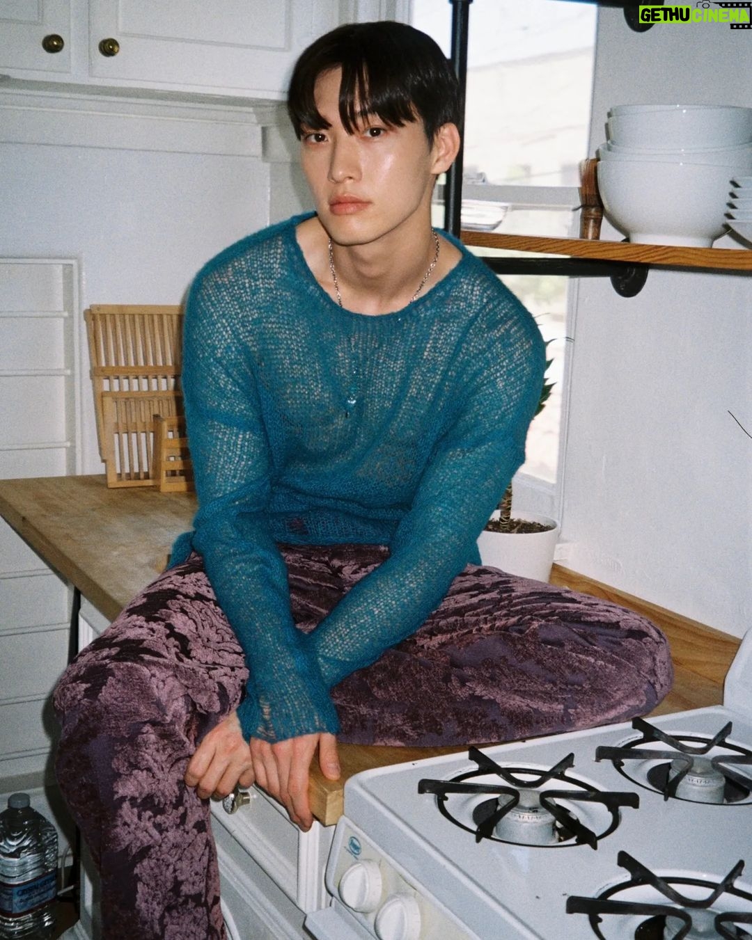 Sang Heon Lee Instagram - COVER STORY w/ SANG HEON LEE: “La adrenalina me hace sentir vivo” “Mi objetivo era convertirme en actor antes de cumplir 30 años. Estoy tres años por delante de mi meta” Sang Heon Lee (21 de mayo de 1996, Seoul, Corea del Sur) nos ha robado el corazón. Así sin paliativos y sin avisar. El actor coreano ha conseguido en muy poco tiempo que el mundo se vuelva loco con Min-Ho, el papel que interpreta en “XO Kitty”, uno de los últimos hitazos de Netflix. Pero su estela dorada quiere ir más allá con su nuevo papel en “Gran Turismo” junto a Orlando Bloom, Darren Barnett o una de nuestras cover story más recientes, Pepe Barroso. Con un futuro más que prometedor hemos querido hablar con la nueva estrella incipiente de Hollywood que nos ha hablado de sus metas y aspiraciones, de sus grandes miedos entre los que se encuentran la altura y la velocidad y sobre su visión perfecta del amor. Conversar con Sang Heon Lee es un aprendizaje asegurado. . LINK IN BIO . TEAM Talent: Sang Heon Lee @sangheonleesh Photographer: Corey Myers @cmyers1105 Stylist: Chance Davis @godschance Makeup and hair: Rachael Angell @angellhair Photo assistant: Scot Cain @scotwadecain Stylist assistant: Renee Old @renee.old Lettering: Andrea Bonmati @abon_martinez Editor in Chief: Pablo Aragón @pabloaragon . . #coverstory #cover #folie #art #arte #heart #sangheonlee #granturismo #xokitty #graphicdesign #illustration #illustrator #love #maleempowerment #shooting #activist #activism #photoshoot #editorial #fashion #photography #pic #photo #pics Los Angeles, California.