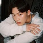 Sang Heon Lee Instagram - COVER STORY w/ SANG HEON LEE: “La adrenalina me hace sentir vivo” “Mi objetivo era convertirme en actor antes de cumplir 30 años. Estoy tres años por delante de mi meta” Sang Heon Lee (21 de mayo de 1996, Seoul, Corea del Sur) nos ha robado el corazón. Así sin paliativos y sin avisar. El actor coreano ha conseguido en muy poco tiempo que el mundo se vuelva loco con Min-Ho, el papel que interpreta en “XO Kitty”, uno de los últimos hitazos de Netflix. Pero su estela dorada quiere ir más allá con su nuevo papel en “Gran Turismo” junto a Orlando Bloom, Darren Barnett o una de nuestras cover story más recientes, Pepe Barroso. Con un futuro más que prometedor hemos querido hablar con la nueva estrella incipiente de Hollywood que nos ha hablado de sus metas y aspiraciones, de sus grandes miedos entre los que se encuentran la altura y la velocidad y sobre su visión perfecta del amor. Conversar con Sang Heon Lee es un aprendizaje asegurado. . LINK IN BIO . TEAM Talent: Sang Heon Lee @sangheonleesh Photographer: Corey Myers @cmyers1105 Stylist: Chance Davis @godschance Makeup and hair: Rachael Angell @angellhair Photo assistant: Scot Cain @scotwadecain Stylist assistant: Renee Old @renee.old Lettering: Andrea Bonmati @abon_martinez Editor in Chief: Pablo Aragón @pabloaragon . . #coverstory #cover #folie #art #arte #heart #sangheonlee #granturismo #xokitty #graphicdesign #illustration #illustrator #love #maleempowerment #shooting #activist #activism #photoshoot #editorial #fashion #photography #pic #photo #pics Los Angeles, California.