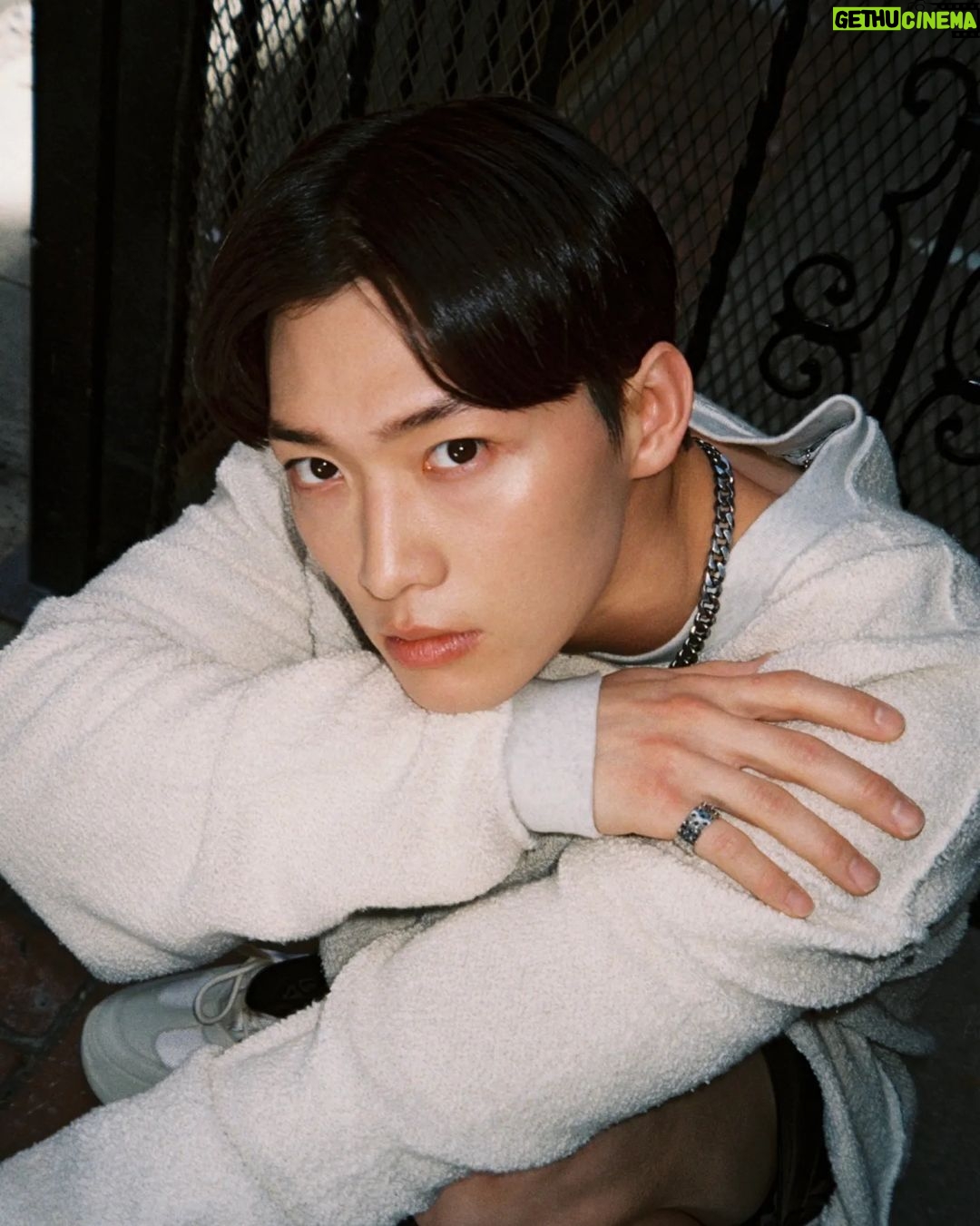 Sang Heon Lee Instagram - COVER STORY w/ SANG HEON LEE: “La adrenalina me hace sentir vivo” “Mi objetivo era convertirme en actor antes de cumplir 30 años. Estoy tres años por delante de mi meta” Sang Heon Lee (21 de mayo de 1996, Seoul, Corea del Sur) nos ha robado el corazón. Así sin paliativos y sin avisar. El actor coreano ha conseguido en muy poco tiempo que el mundo se vuelva loco con Min-Ho, el papel que interpreta en “XO Kitty”, uno de los últimos hitazos de Netflix. Pero su estela dorada quiere ir más allá con su nuevo papel en “Gran Turismo” junto a Orlando Bloom, Darren Barnett o una de nuestras cover story más recientes, Pepe Barroso. Con un futuro más que prometedor hemos querido hablar con la nueva estrella incipiente de Hollywood que nos ha hablado de sus metas y aspiraciones, de sus grandes miedos entre los que se encuentran la altura y la velocidad y sobre su visión perfecta del amor. Conversar con Sang Heon Lee es un aprendizaje asegurado. . LINK IN BIO . TEAM Talent: Sang Heon Lee @sangheonleesh Photographer: Corey Myers @cmyers1105 Stylist: Chance Davis @godschance Makeup and hair: Rachael Angell @angellhair Photo assistant: Scot Cain @scotwadecain Stylist assistant: Renee Old @renee.old Lettering: Andrea Bonmati @abon_martinez Editor in Chief: Pablo Aragón @pabloaragon . . #coverstory #cover #folie #art #arte #heart #sangheonlee #granturismo #xokitty #graphicdesign #illustration #illustrator #love #maleempowerment #shooting #activist #activism #photoshoot #editorial #fashion #photography #pic #photo #pics Los Angeles, California.