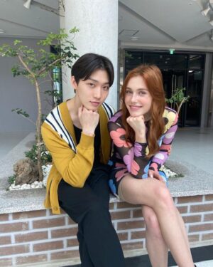Sang Heon Lee Instagram - Cheers to all my fans and have a lovely weekend xo 🥰😏
@xokittynetflix @netflix @netflixgolden