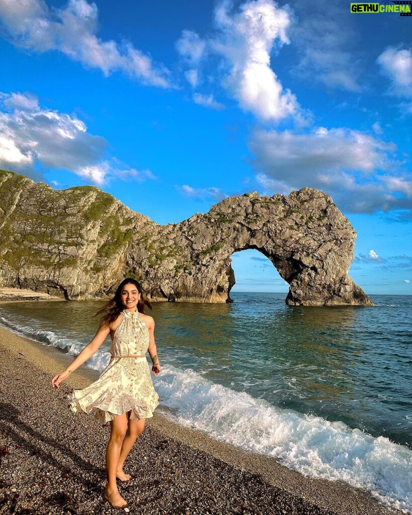 Saniya Iyappan Instagram - 🌊🌤🫶🏻 Durdle Door Dorset Beach