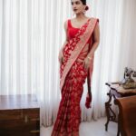 Saniya Iyappan Instagram – 🌹

Mua : @sajithandsujith 
Styling : @shantikrishna 
Saree : @milandesignkochi 
Draping : @drapist_daira 
📷 : @a____p____t 
Assistant : @the._voyager_ Kochi, India