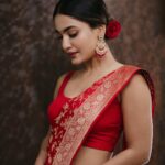 Saniya Iyappan Instagram – 🌹

Mua : @sajithandsujith 
Styling : @shantikrishna 
Saree : @milandesignkochi 
Draping : @drapist_daira 
📷 : @a____p____t 
Assistant : @the._voyager_ Kochi, India