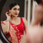 Saniya Iyappan Instagram – 🌹

Mua : @sajithandsujith 
Styling : @shantikrishna 
Saree : @milandesignkochi 
Draping : @drapist_daira 
📷 : @a____p____t 
Assistant : @the._voyager_ Kochi, India