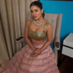 Saniya Iyappan Instagram – #navaratri✨

Mua : @rizwan_themakeupboy 
Outfit : @pranaahbypoornimaindrajith 
Jewellery : @kalyanjewellers_official 
📷 : @plan.b.actions @jibinartist Hyatt Regency Thrissur