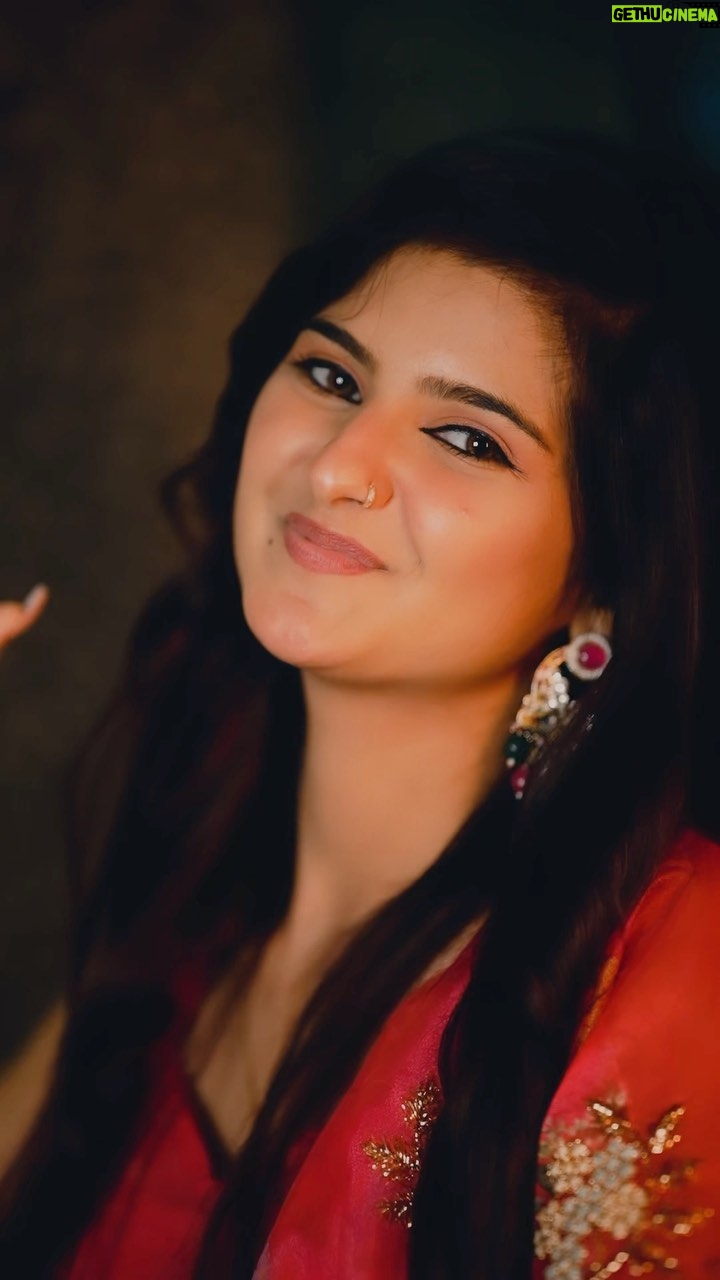 Saniya Shaikh Instagram - Bss Teri hi Baate 🖤 . . . . . . . #sanufam #sanulove #smile #love #foryou #old #reelitfeelit #reelkarofeelkaro #expression #attitude #song