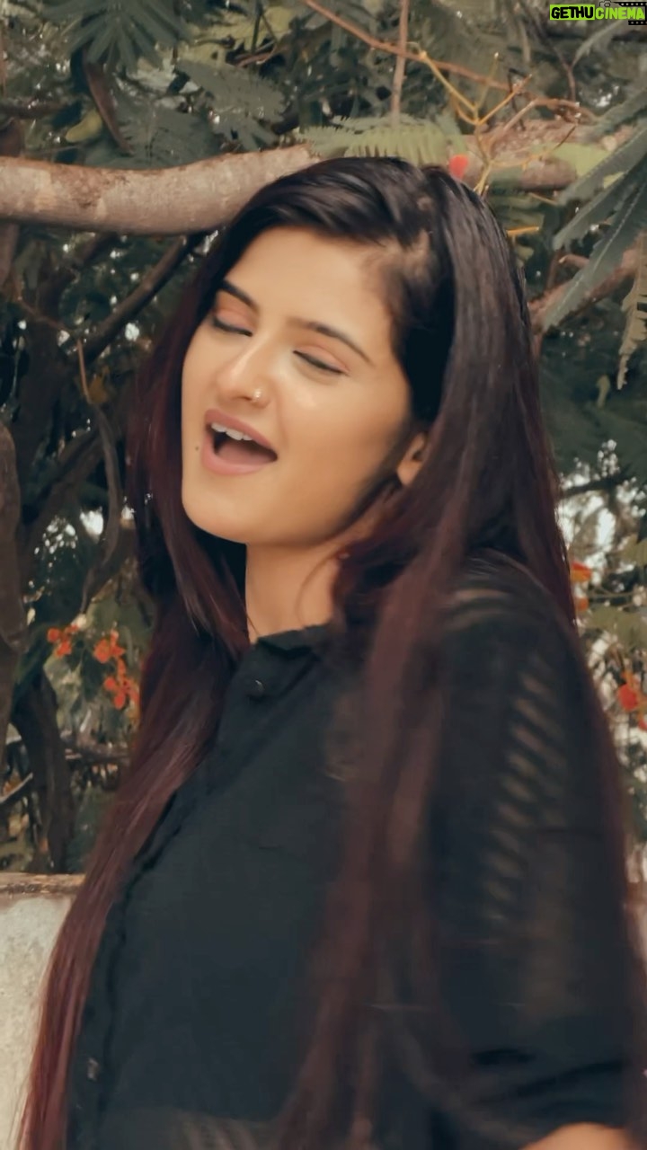 Saniya Shaikh Instagram - Aapke Aajane se 🥰 . . . . . #sanulove #sanufam #old #reelkarofeelkaro #reelitfeelit #smile #love #foryou