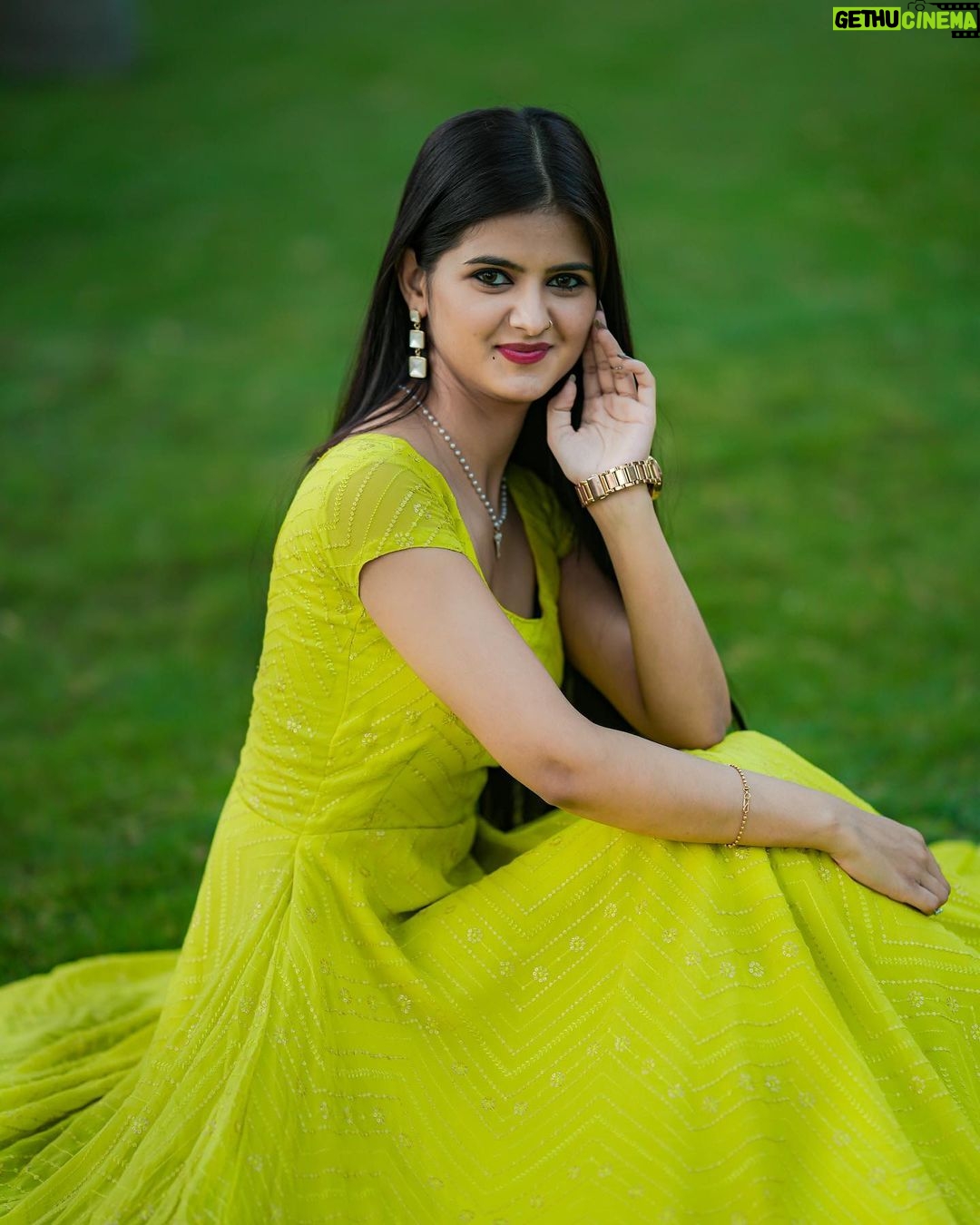 Saniya Shaikh Instagram - Beauty In Simplicity 💚 🎨 : @edittbyjai 𝐋𝐈𝐊𝐄, 𝐂𝐎𝐌𝐌𝐄𝐍𝐓𝐒, 𝐒𝐇𝐀𝐑𝐄 #sanulove#sanufam#viralvideos #fyp #viralpost #beauty #kerala #picoftheday #dance #art #cute #mumbai #funny #onlineshopping #foryoupage #comment #fashionblogger #youtube #meme #trendy #nature #tamil #lifestyle #life #photoshoot #reelsinstagram #new #motivation #funnymemes #love
