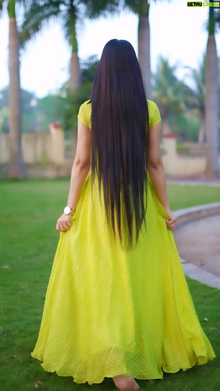 Saniya Shaikh Instagram - Hairs 💞 💫 𝐋𝐈𝐊𝐄, 𝐂𝐎𝐌𝐌𝐄𝐍𝐓𝐒, 𝐒𝐇𝐀𝐑𝐄 #sanulove#sanufam#viralvideos #fyp #viralpost #beauty #kerala #picoftheday #dance #art #cute #mumbai #funny #onlineshopping #foryoupage #comment #fashionblogger #youtube #meme #trendy #nature #tamil #lifestyle #life #photoshoot #reelsinstagram #new #longhair #funnymemes #love