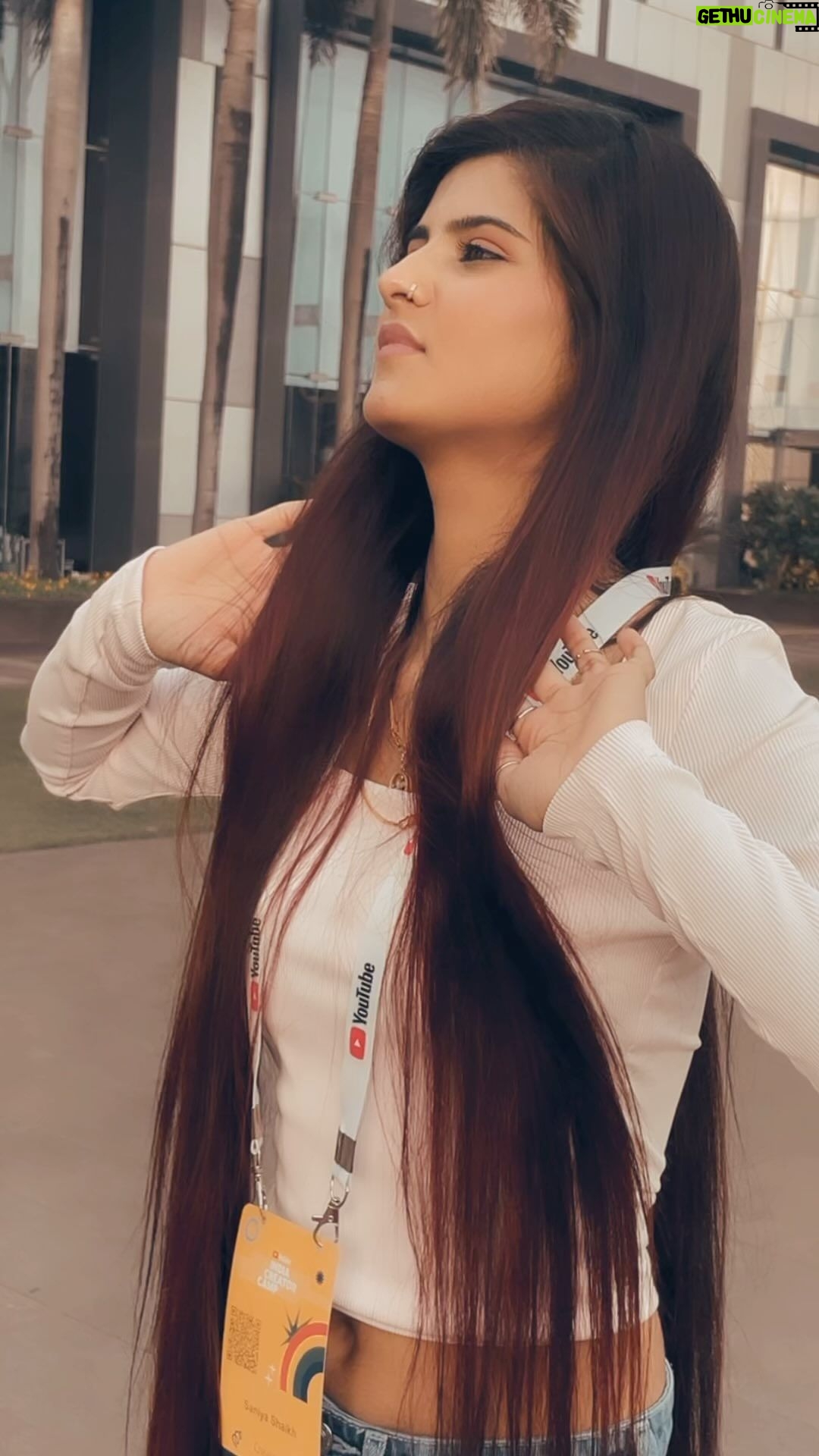 Saniya Shaikh Instagram - Uspe meri nazar hai….🖤 . . . . . . . #sanufam #sanulove #smile #old #love #kbye #mumbai #youtube #expression #oldsongs #reelkarofeelkaro #reelitfeelit #outfits #fashionstyle #shorts #hair