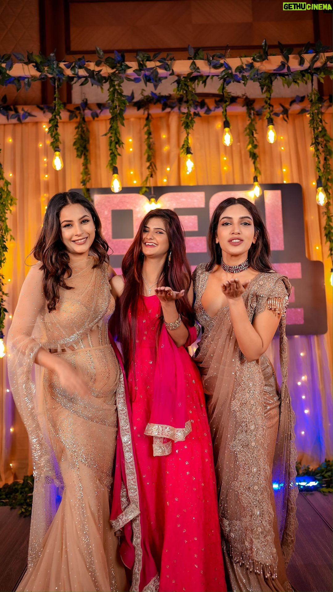 Saniya Shaikh Instagram - Desi Wine π· Dancing With the gorgeous π @shehnaazgill @bhumipednekar πΆ : @qaranx @nikhitagandhiofficial π₯ : @souravsharmaofficial @dollysingh @kushakapila @shibani_bedi @saregama_official @gimmickdigital