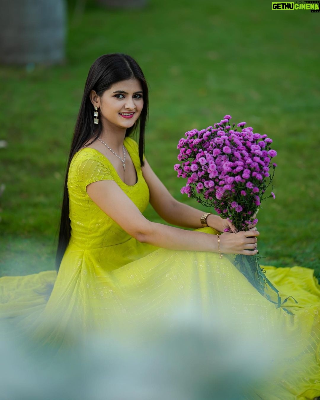 Saniya Shaikh Instagram - Beauty In Simplicity 💚 🎨 : @edittbyjai 𝐋𝐈𝐊𝐄, 𝐂𝐎𝐌𝐌𝐄𝐍𝐓𝐒, 𝐒𝐇𝐀𝐑𝐄 #sanulove#sanufam#viralvideos #fyp #viralpost #beauty #kerala #picoftheday #dance #art #cute #mumbai #funny #onlineshopping #foryoupage #comment #fashionblogger #youtube #meme #trendy #nature #tamil #lifestyle #life #photoshoot #reelsinstagram #new #motivation #funnymemes #love
