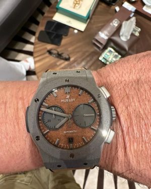 Sanjay Dutt Instagram - Dear Mohammad bhai, was a pleasure to have met you and thank you for the wonderful gift you have designed and given me that depicts Dubai, a hublot specially made by you, concrete, sand dial and camel leather strap, tells you about Dubai, thank you once again and god bless!

@seddiqi_uae