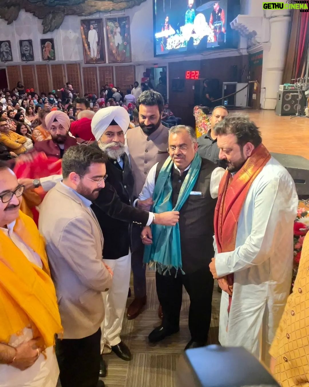 Sanjay Dutt Instagram - मुंबई में पवित्र महापर्व लोहड़ी समारोह के आमंत्रण पर मैं, मेरे भाइयों राष्ट्रीय महासचिव BJP @itarunchugh जी और राष्ट्रीय कार्यकारिणी सदस्य, BJYM @alokdangas जी को लोहड़ी के उत्सव पर मुझे सम्मिलित करने के लिए दिल से आभार अभिव्यक्त करना चाहता हूं। इस प्रतिष्ठित सांस्कृतिक समारोह का हिस्सा होकर मैं गौरवणित अनुभव कर रहा हूं।