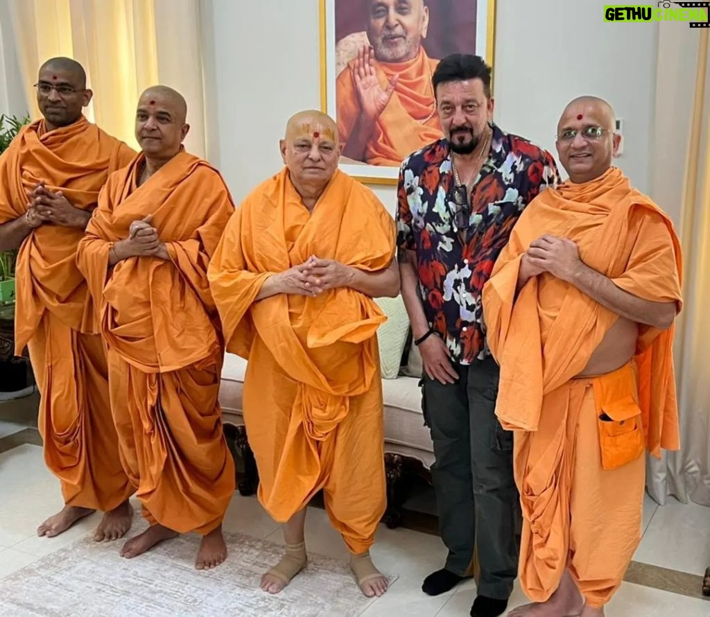 Sanjay Dutt Instagram - It was great honour to meet and receive blessings from Swamiji Ishvar & Swamiji Bhram Bihaari today. Grateful and blessed 🙏🏻 Thank you for everything and more!