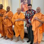 Sanjay Dutt Instagram - It was great honour to meet and receive blessings from Swamiji Ishvar & Swamiji Bhram Bihaari today. Grateful and blessed 🙏🏻 Thank you for everything and more!