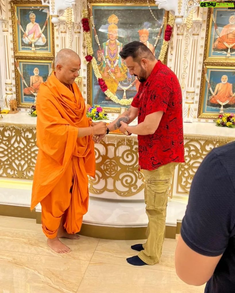 Sanjay Dutt Instagram - It’s always an honour to meet Poojya Bhramabihari Swamiji, Swamiji thank you for all your love and affection, please always keep me in your heart ♥️