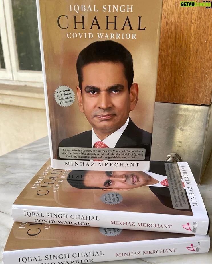 Sanjay Dutt Instagram - Thank you @iqchahal for sending across these books and for your extraordinary efforts in putting together the “Mumbai Model” of fighting Covid-19. This one is a must-read 👌🏻
