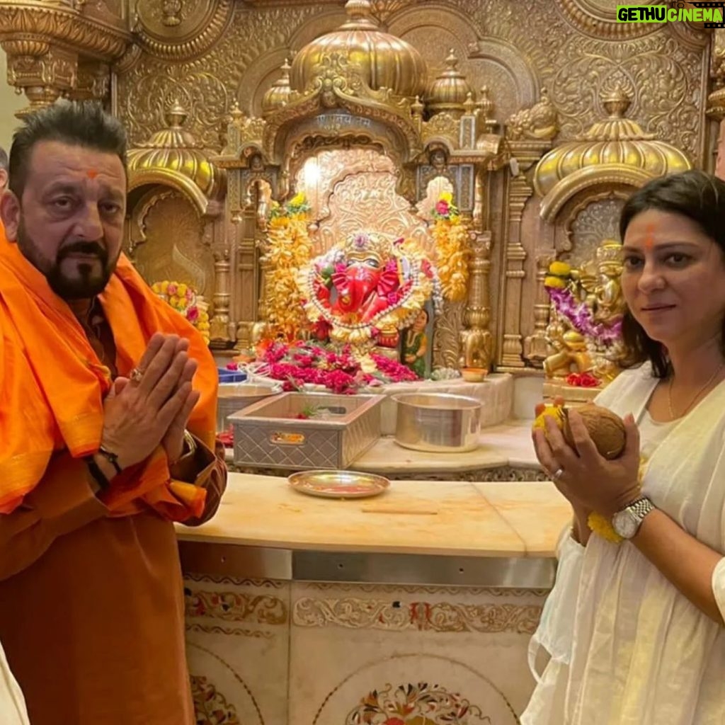Sanjay Dutt Instagram - Visited the Siddhivinayak Ganesh Temple with @priyadutt to seek the blessings of Lord Ganesha 🙏🏻
