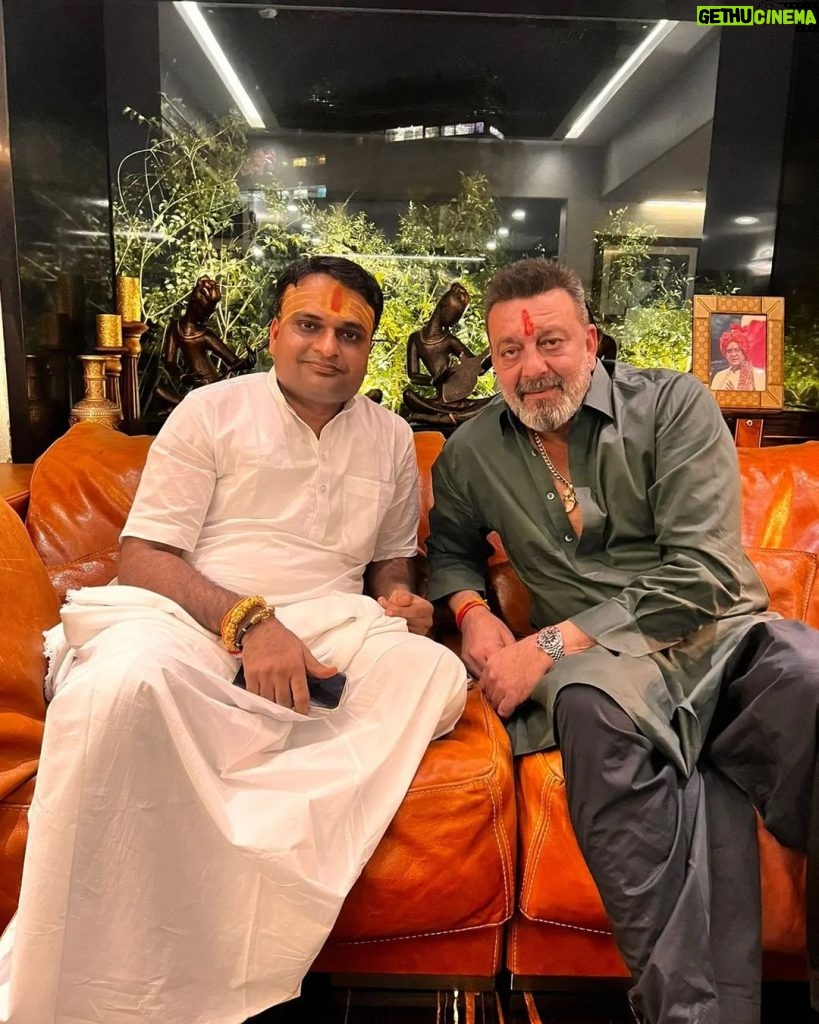 Sanjay Dutt Instagram - Thanks to Sri Uday Acharyaji for all the love & respect and for all the wonderful poojas he has done for us. Acharyaji you are family to us, thank you for being a part of my family. Har Har Mahadev