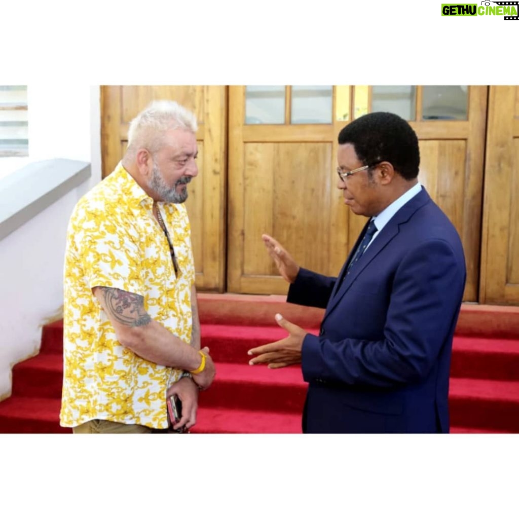 Sanjay Dutt Instagram - It was truly an honour to have met the honorable Prime Minister @kassim_m_majaliwa! I'm glad to be able to support the Tanzanian film industry and also invest in the tourism of your beautiful country! Hoping to visit again soon!