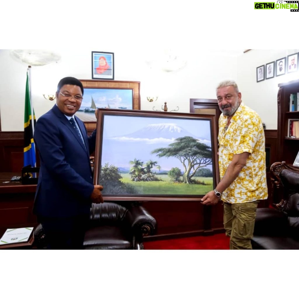 Sanjay Dutt Instagram - It was truly an honour to have met the honorable Prime Minister @kassim_m_majaliwa! I'm glad to be able to support the Tanzanian film industry and also invest in the tourism of your beautiful country! Hoping to visit again soon!