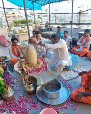 Sanjay Dutt Instagram - Did a fantastic Shiv Pooja today. Thank you @sriudayacharyaji_ , 
Har Har Mahadev!