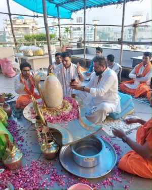 Sanjay Dutt Instagram - Did a fantastic Shiv Pooja today. Thank you @sriudayacharyaji_ , 
Har Har Mahadev!