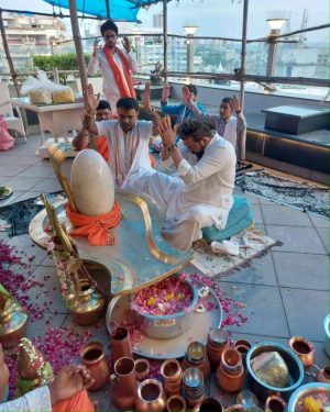 Sanjay Dutt Instagram - Did a fantastic Shiv Pooja today. Thank you @sriudayacharyaji_ , 
Har Har Mahadev!
