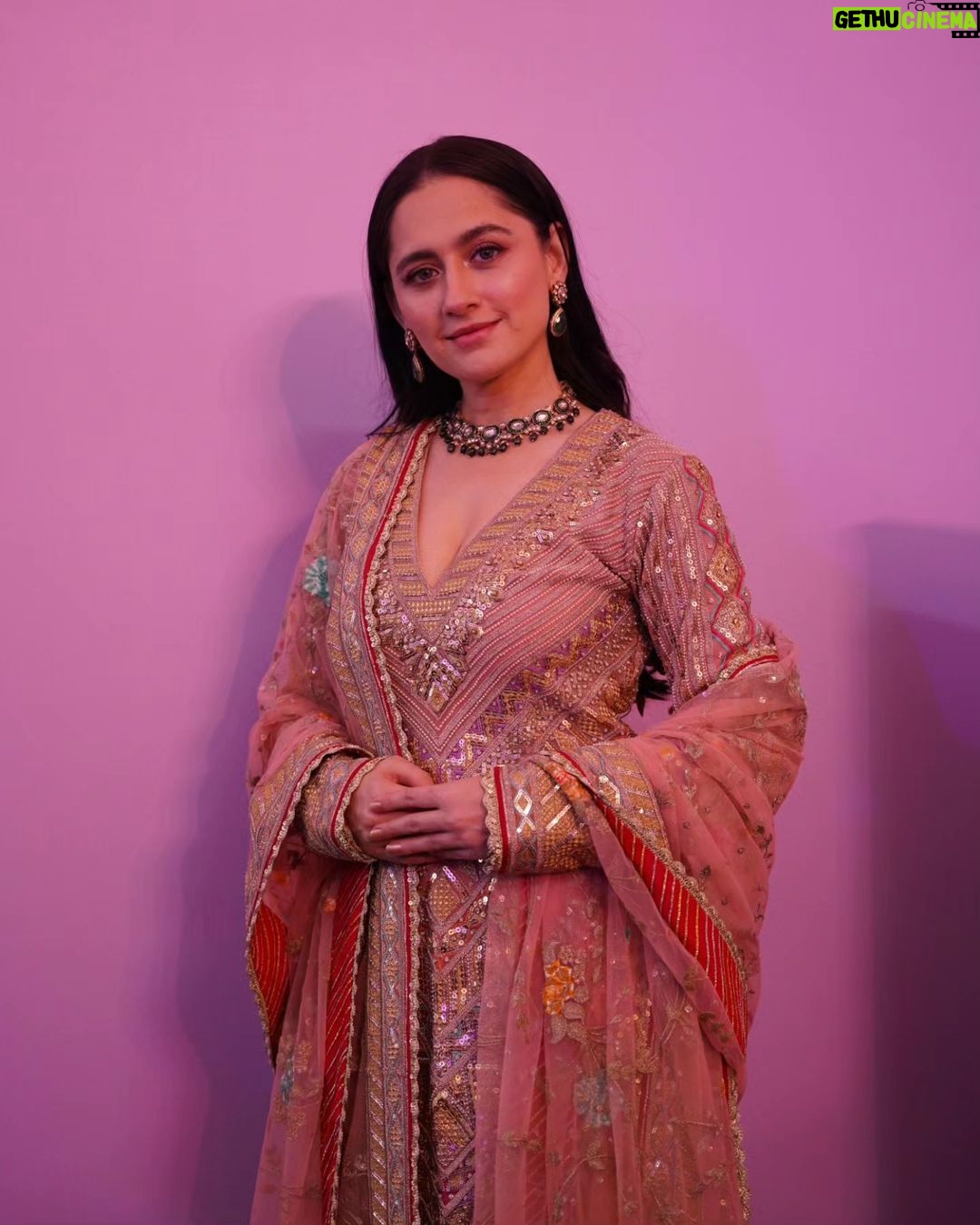 Sanjeeda Sheikh Instagram - #heeramandi Makeup @tulsi5solanki Hair @muskankhan_hair Wearing- @rimpleandharpreet Jewellery- shriparamanijewels Footwear- @aprajitatoorofficial Styled by- @tanaya_paradkar Assisted by- @nainaraj