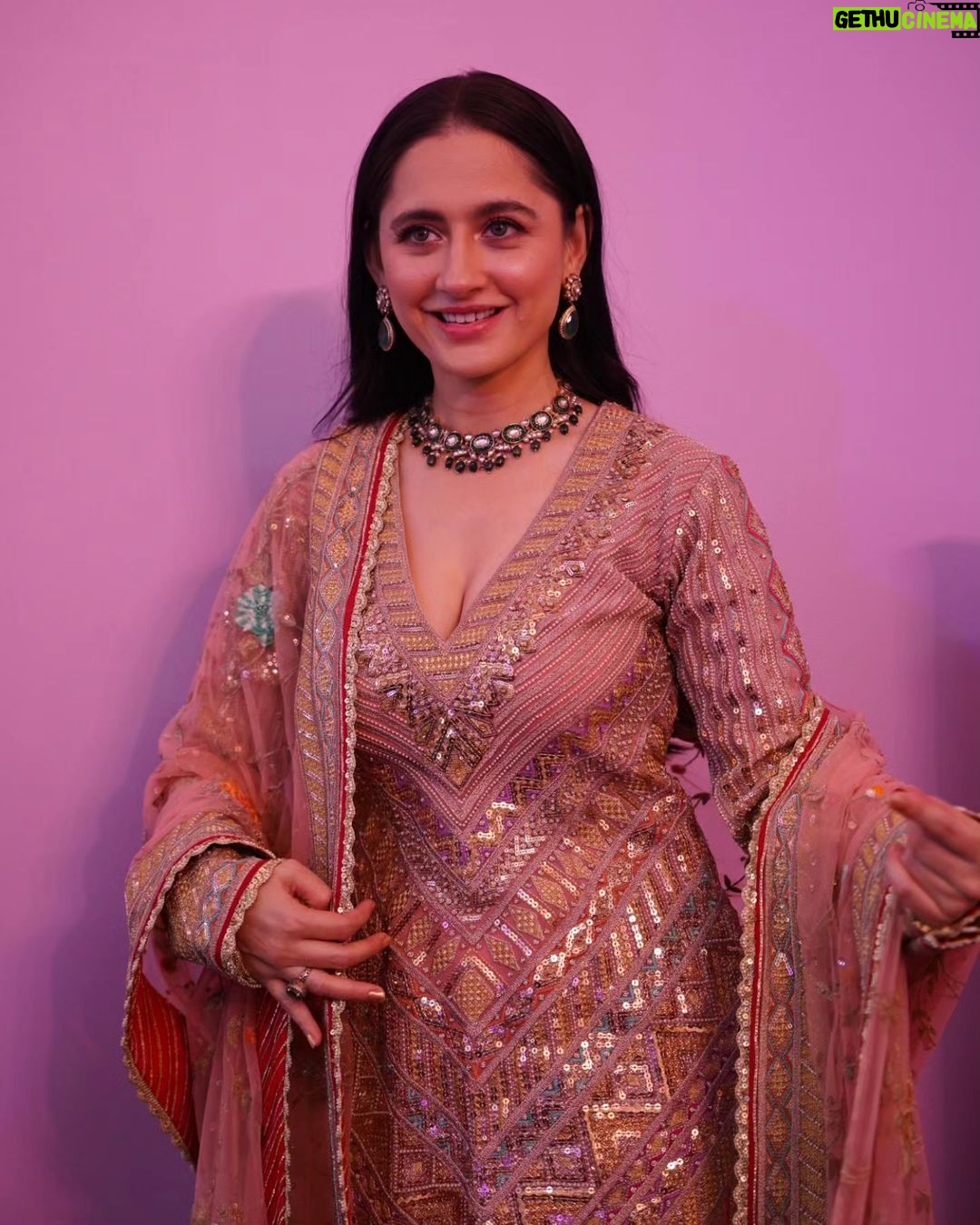 Sanjeeda Sheikh Instagram - #heeramandi Makeup @tulsi5solanki Hair @muskankhan_hair Wearing- @rimpleandharpreet Jewellery- shriparamanijewels Footwear- @aprajitatoorofficial Styled by- @tanaya_paradkar Assisted by- @nainaraj