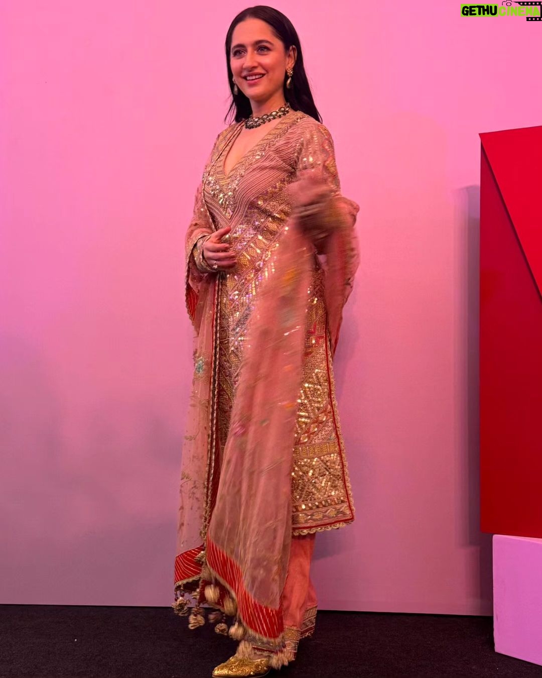 Sanjeeda Sheikh Instagram - #heeramandi Makeup @tulsi5solanki Hair @muskankhan_hair Wearing- @rimpleandharpreet Jewellery- shriparamanijewels Footwear- @aprajitatoorofficial Styled by- @tanaya_paradkar Assisted by- @nainaraj