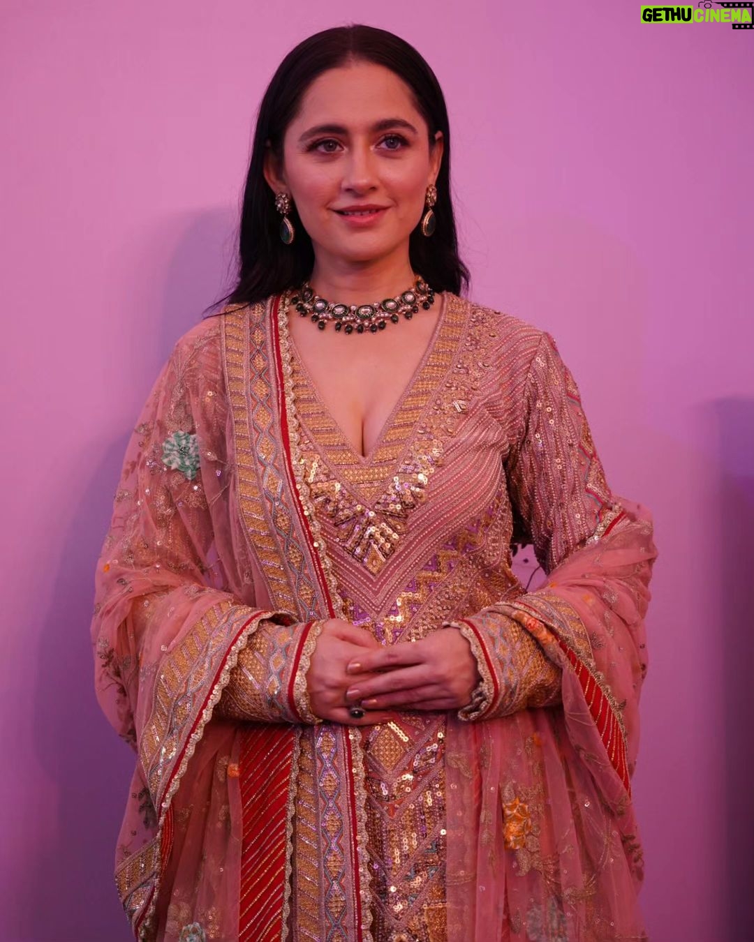 Sanjeeda Sheikh Instagram - #heeramandi Makeup @tulsi5solanki Hair @muskankhan_hair Wearing- @rimpleandharpreet Jewellery- shriparamanijewels Footwear- @aprajitatoorofficial Styled by- @tanaya_paradkar Assisted by- @nainaraj